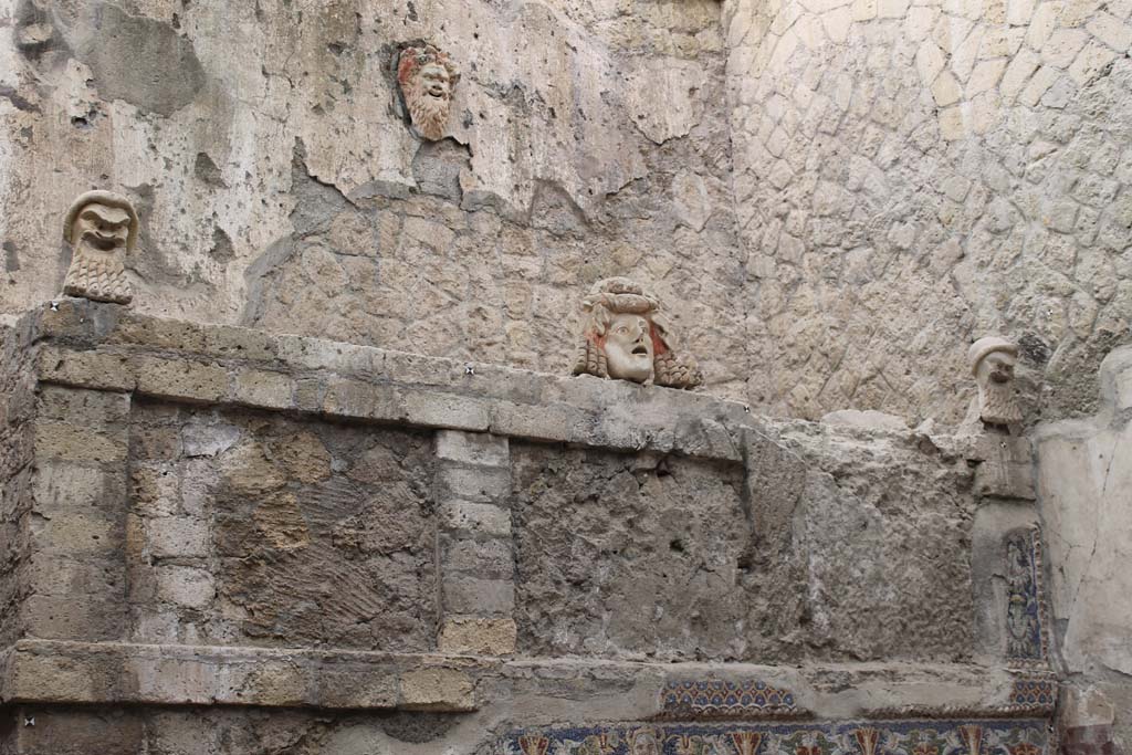 V.7 Herculaneum, March 2014. North wall of internal courtyard with theatrical masks.
Foto Annette Haug, ERC Grant 681269 DÉCOR.
