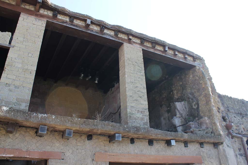 V.7 Herculaneum, March 2014. Upper floor of House of Neptune and Amphitrite, looking south-east from Cardo IV. 
Foto Annette Haug, ERC Grant 681269 DÉCOR.
