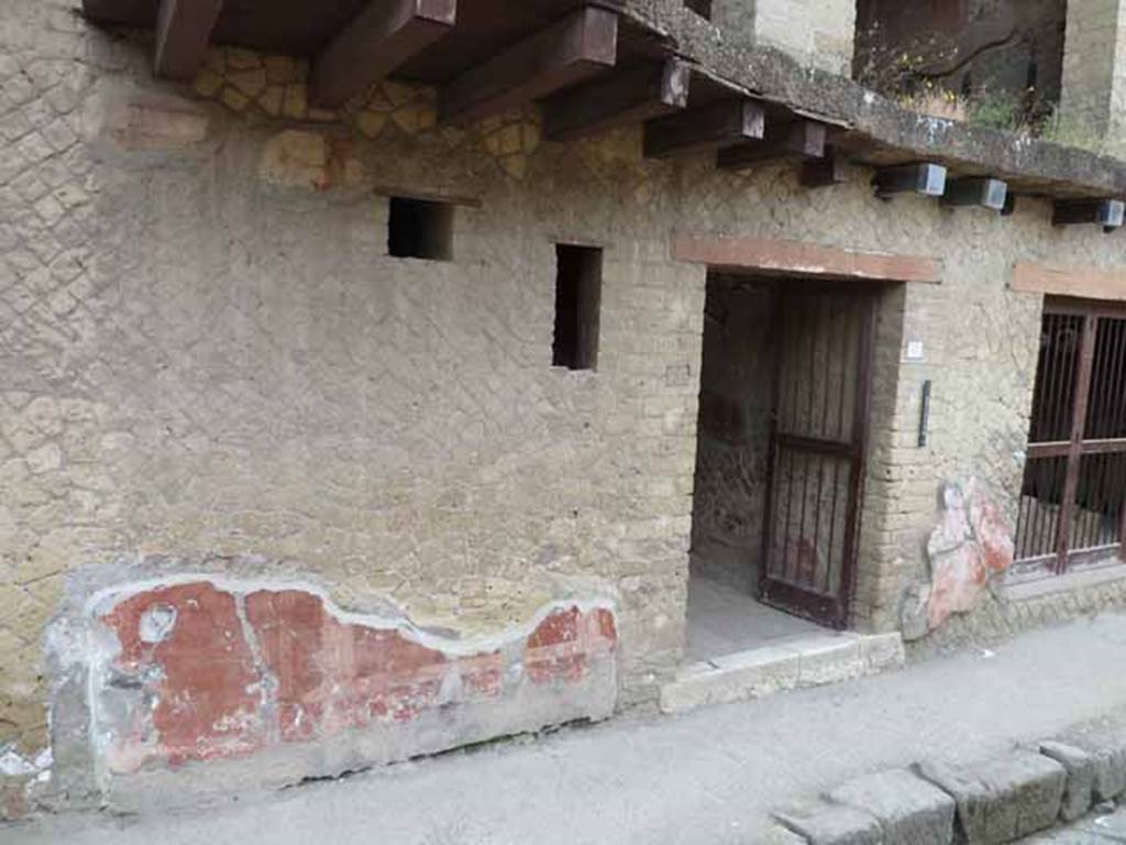 V.7 Herculaneum. May 2010. Entrance doorway.