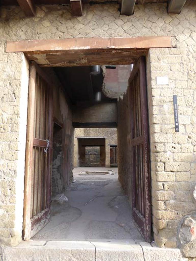 V 7, Herculaneum, October 2014. Entrance doorway. Photo courtesy of Michael Binns.