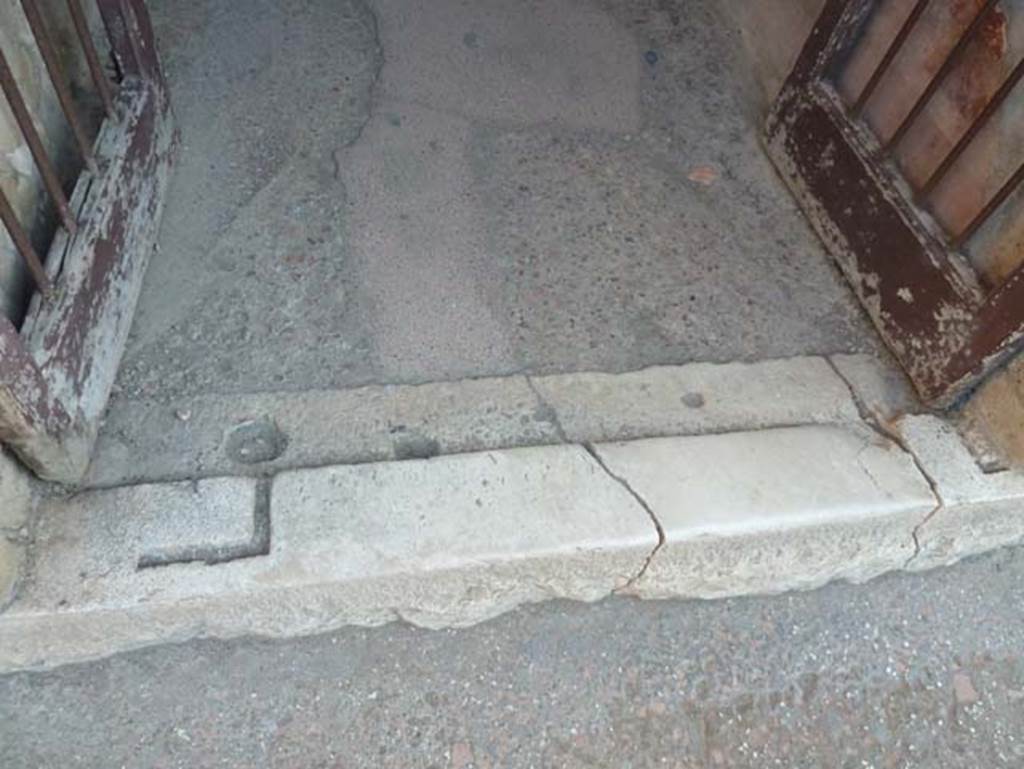 Ins. V 7, Herculaneum, September 2015. Doorway threshold.