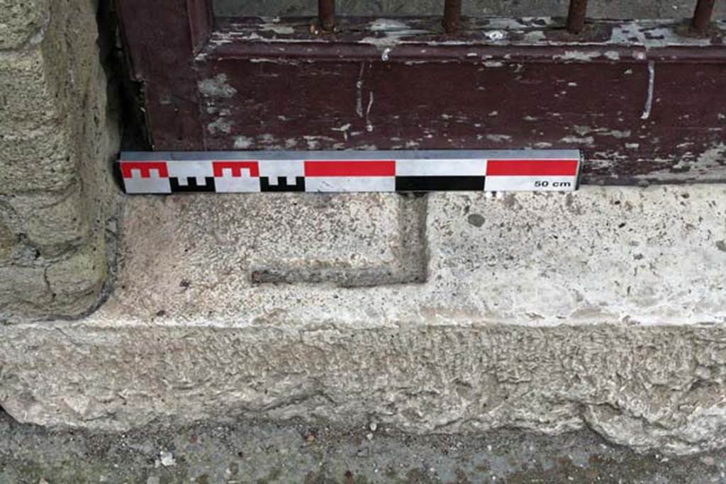 V.7, Herculaneum. February 2007. Detail of entrance doorway threshold, at north end. 
Photo courtesy of Nicolas Monteix.
