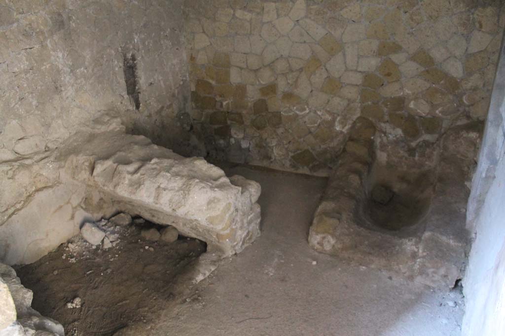 V.7 Herculaneum. March 2014. Looking north-west across kitchen from doorway.
Foto Annette Haug, ERC Grant 681269 DÉCOR.
