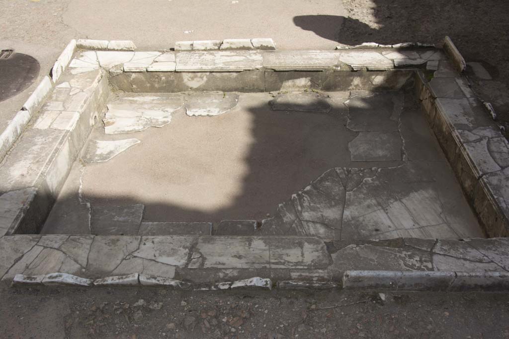 V.7 Herculaneum, March 2019. Impluvium in atrium, looking north.
Foto Annette Haug, ERC Grant 681269 DÉCOR.

