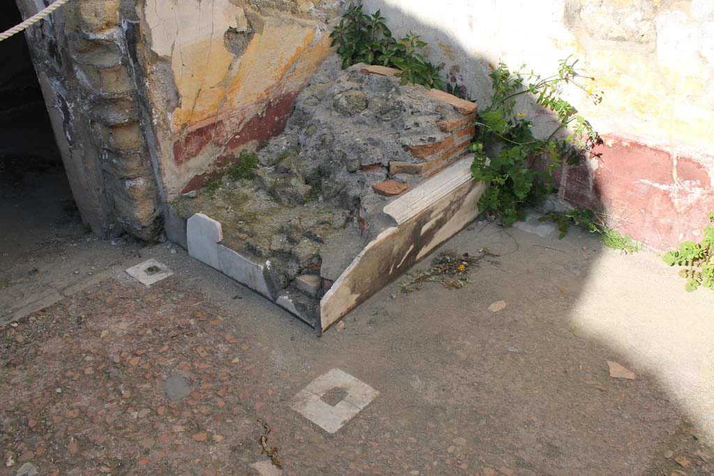 V.7 Herculaneum, March 2014. Remains of lararium in north-west corner of atrium.
Foto Annette Haug, ERC Grant 681269 DÉCOR.
