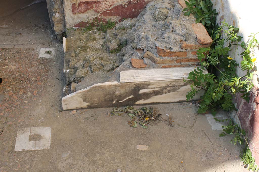 V.7 Herculaneum, March 2014. Looking west towards remains of lararium.
Foto Annette Haug, ERC Grant 681269 DÉCOR.
