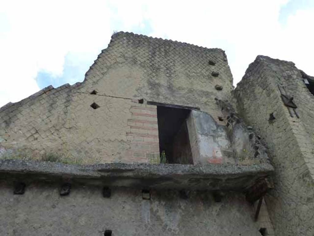 V.8 Herculaneum, south end. May 2010. 
Remains of upper storey seen in exterior west wall of houses on east side of Cardo IV Superiore.

