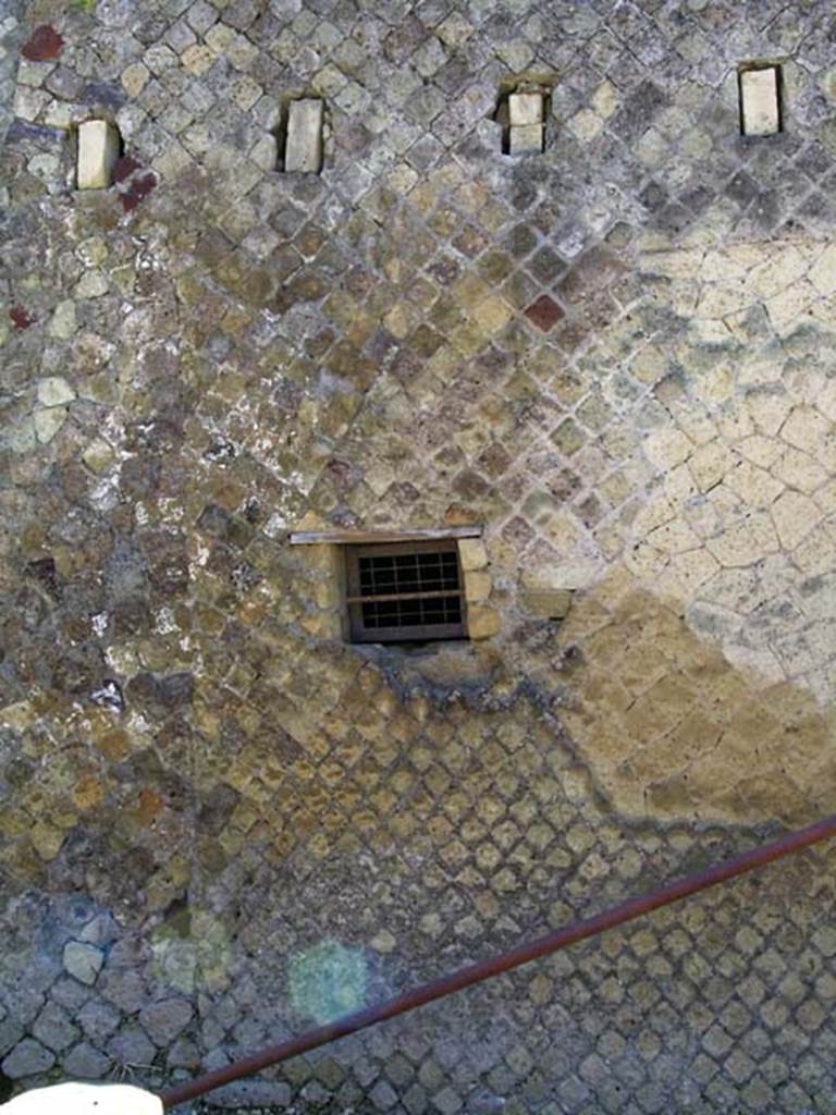 V.8, Herculaneum. May 2005. 
Detail of façade, showing small window from kitchen area, and holes for upper floor support beams. 
Photo courtesy of Nicolas Monteix.
