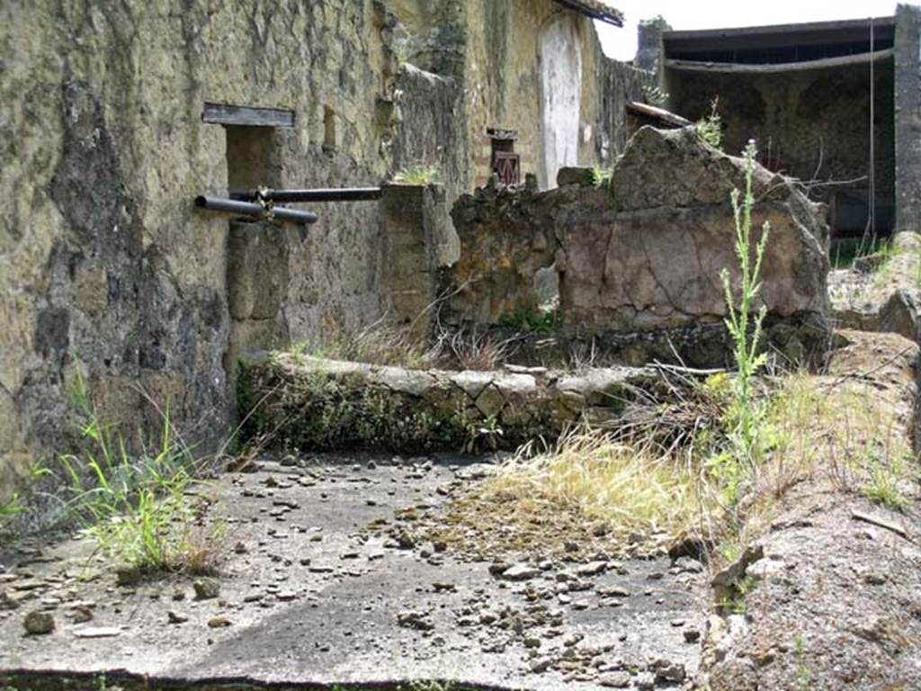 V.8, Herculaneum. May 2005. Looking south along upper west side, taken from V.10/9. 
Photo courtesy of Nicolas Monteix.

