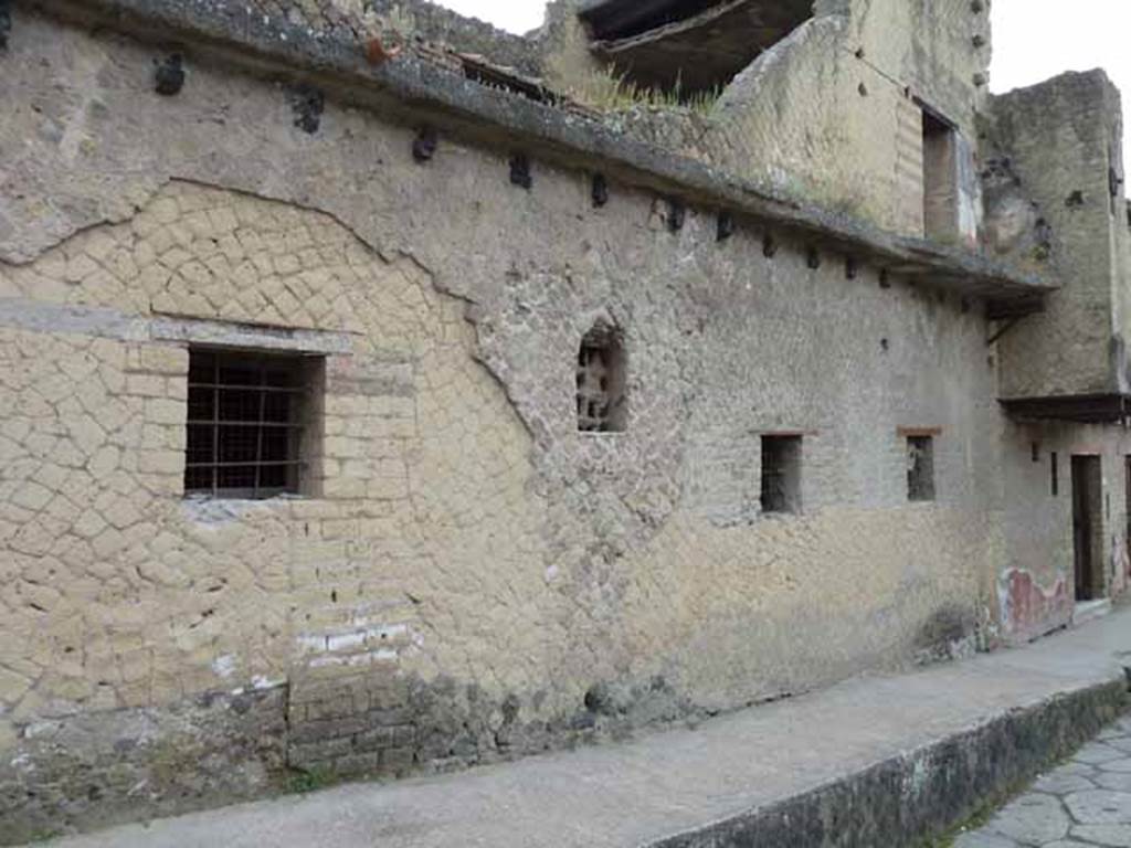 V.8 Herculaneum, May 2010. Exterior south side of entrance doorway, west wall of houses on east side of Cardo IV Superiore.