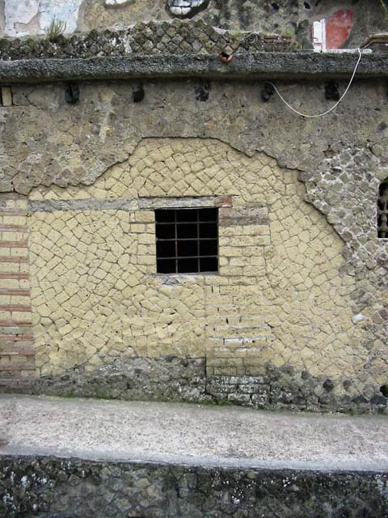 V.8, Herculaneum. May 2003. 
Looking east towards exterior south side of doorway, with window to low wide rectangular room.  Photo courtesy of Nicolas Monteix.

