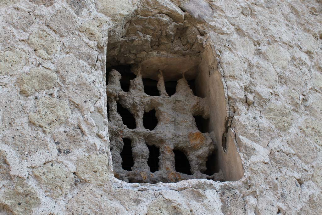 V.8 Herculaneum. March 2014. Detail of the middle window giving light into room 8.
Foto Annette Haug, ERC Grant 681269 DÉCOR
