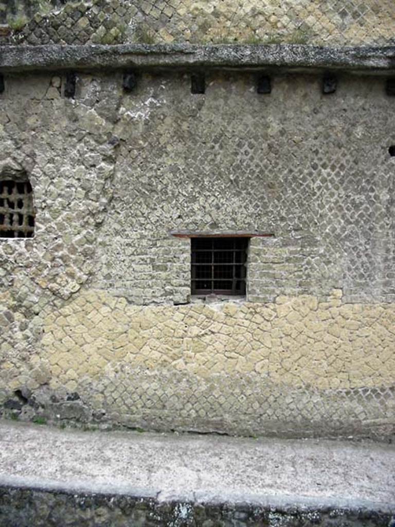 V.8, Herculaneum. May 2003. Looking east towards exterior frontage, with window giving light into room 9.
Photo courtesy of Nicolas Monteix.

