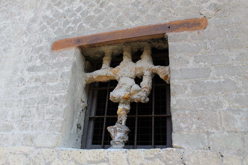 V.8 Herculaneum. March 2014. Detail of window in exterior west wall giving light into room 10.
Foto Annette Haug, ERC Grant 681269 DÉCOR
