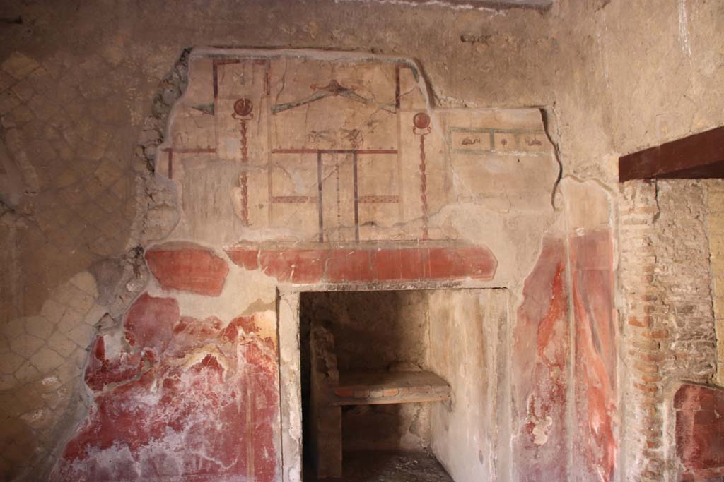 V.8 Herculaneum. September 2021. Room 1, painted decoration on north wall. Photo courtesy of Klaus Heese.