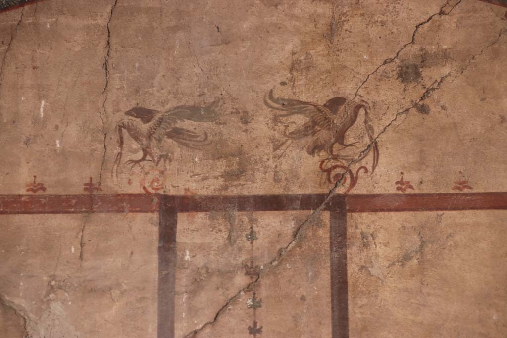 V.8 Herculaneum. September 2021. Room 1, detail of painted decoration from north wall. Photo courtesy of Klaus Heese.