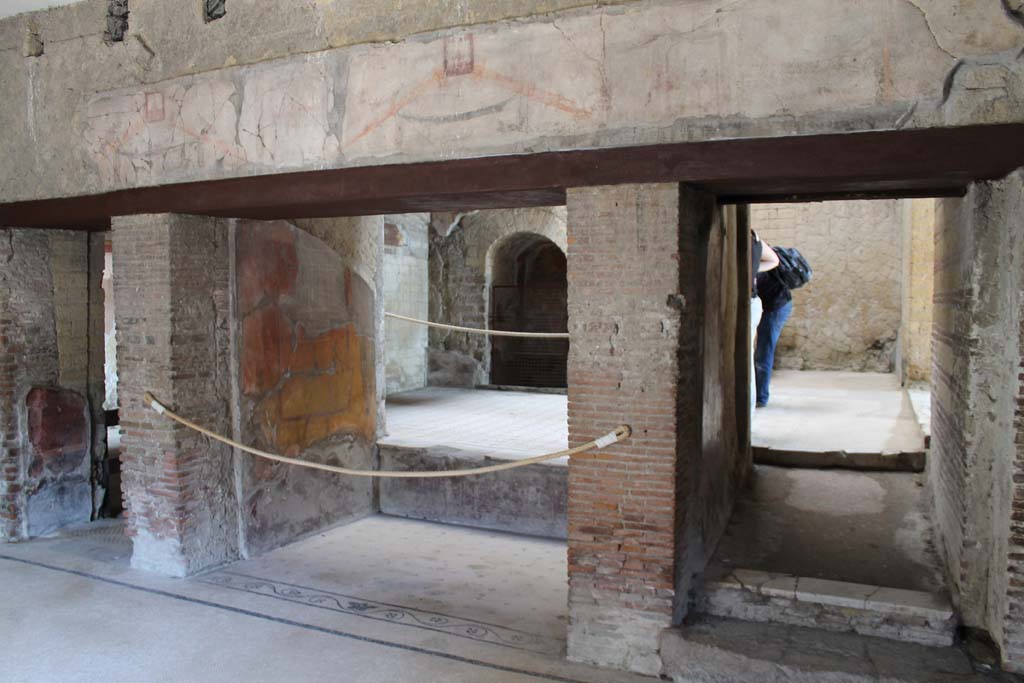 V.8 Herculaneum. March 2014. 
Room 1, looking towards east side, through tablinum towards raised courtyard area, with small corridor on either side.
Foto Annette Haug, ERC Grant 681269 DÉCOR
