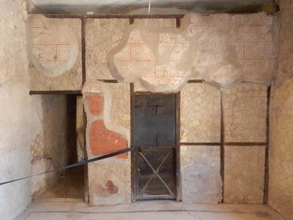 V.8 Herculaneum. October 2014. Room 1, looking towards south side. Photo courtesy of Buzz Ferebee. 