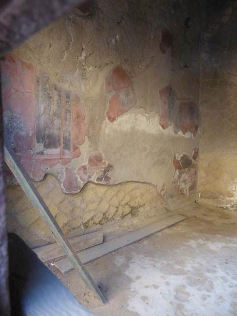 V 12, Herculaneum, September 2015. Looking towards east wall.