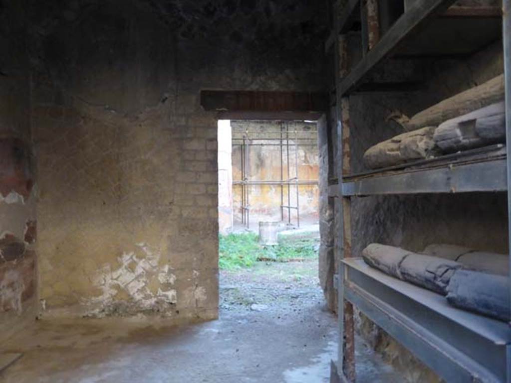 V.12, Herculaneum, September 2015. Looking south along west wall.