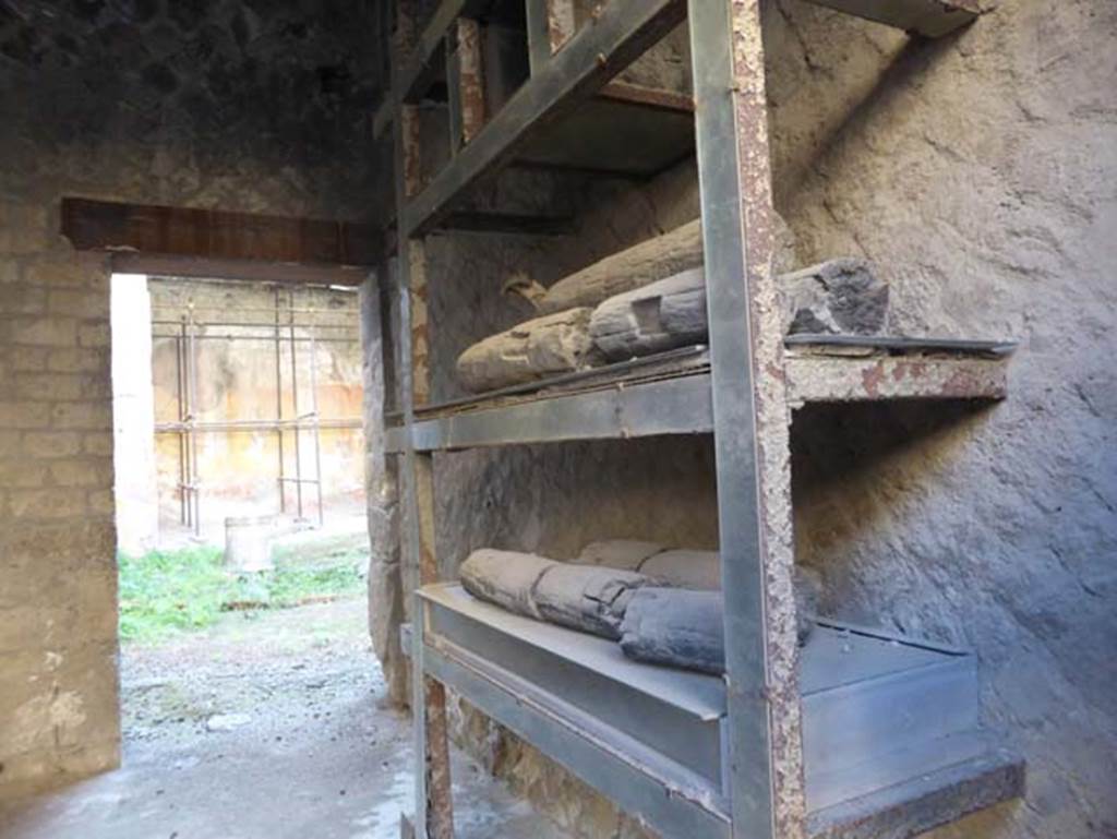 V.12, Herculaneum, September 2015. West wall of shop. According to Maiuri, leaning against the west wall was a simple wooden cupboard with horizontal boards.
See Maiuri, Amedeo, (1977). Herculaneum. 7th English ed, of Guide books to the Museums Galleries and Monuments of Italy, No.53 (p.46).

