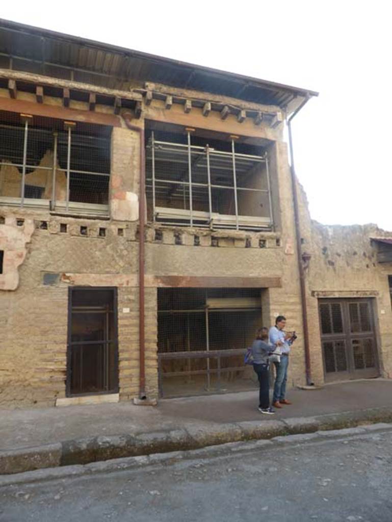 V.14, 13, and 12, Herculaneum, September 2015. Entrance doorways.