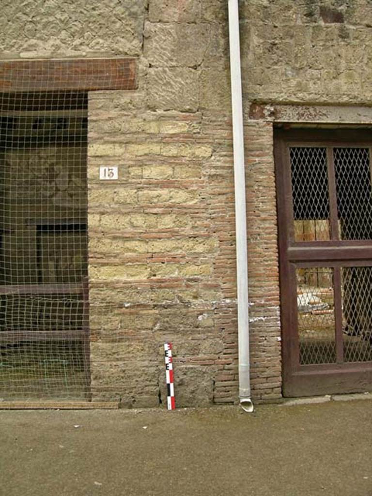 V.13, Herculaneum, June 2006. Looking south towards wall facade pilaster between V.13 and V.12. Photo courtesy of Nicolas Monteix.

