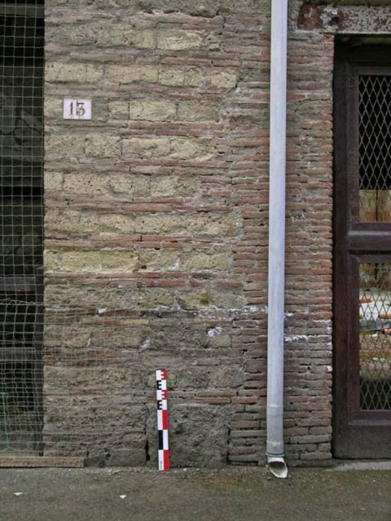 V.13, Herculaneum, June 2006. Detail of wall facade pilaster between V.13 and V.12.
Photo courtesy of Nicolas Monteix.
