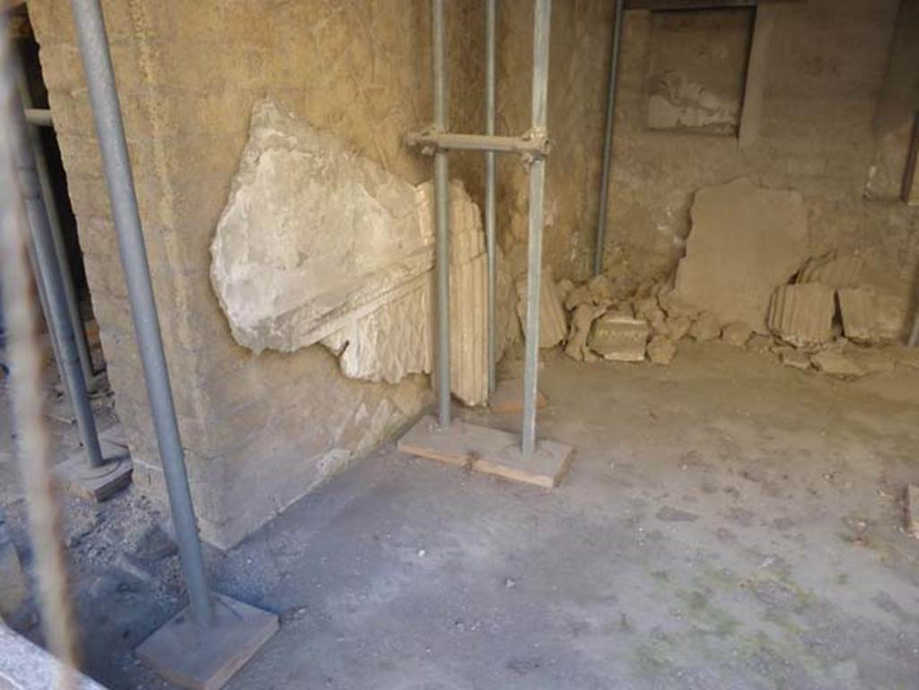 Ins. V.13, Herculaneum, September 2015. Looking towards east wall with doorway linking to V.14.