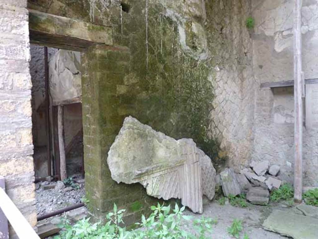 V 13, Herculaneum. May 2010. Looking east towards doorway to V.14. 