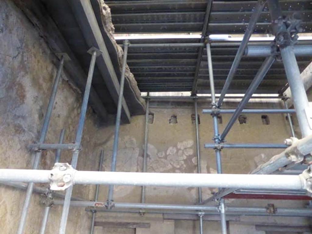 V 13, Herculaneum, September 2015. Looking towards upper south-east corner and south wall.