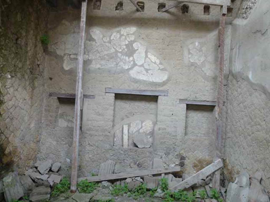 V 13, Herculaneum. May 2010. Looking towards south wall. 