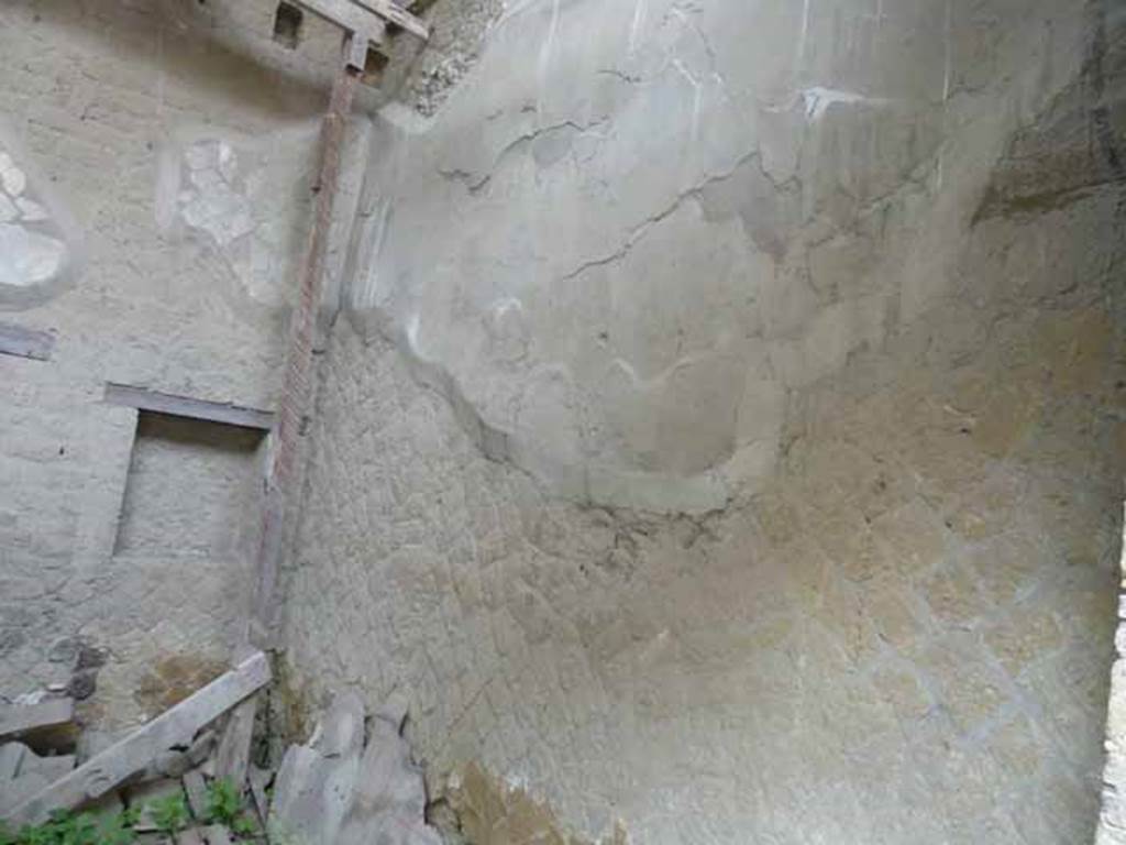 V 13, Herculaneum. May 2010. Looking towards south-west corner and west wall. 