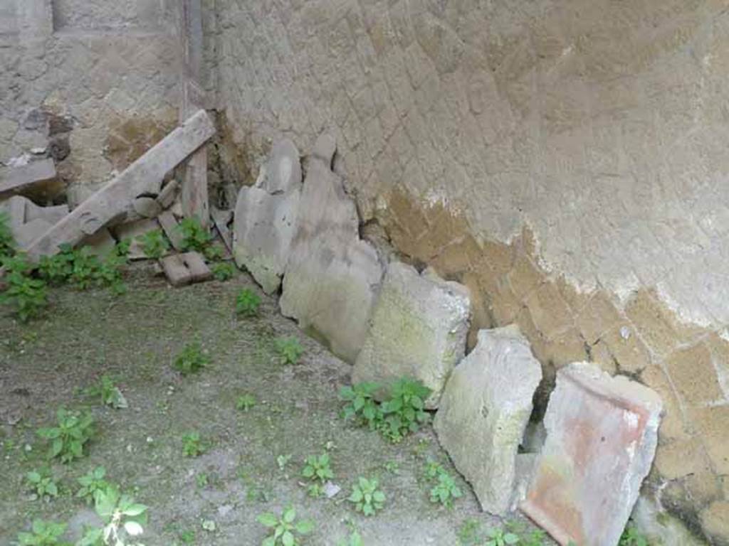 V 13, Herculaneum. May 2010. Looking towards lower west wall.