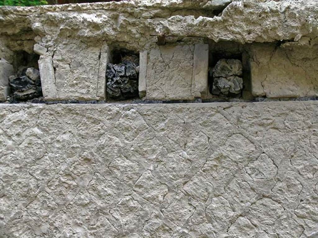 V.13, Herculaneum. May 2004. Detail of carbonised beams. Photo courtesy of Nicolas Monteix.