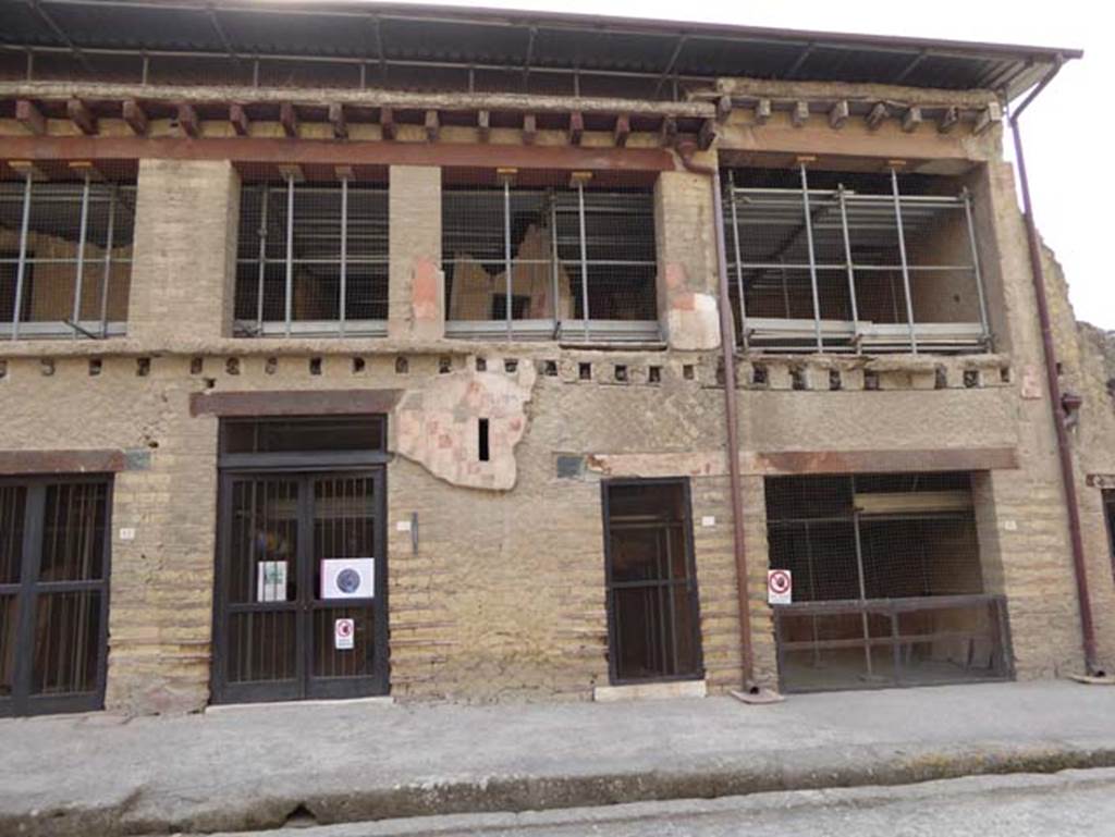 V 16, on left, 15, 14, and 13, Herculaneum, October 2014. Entrance doorways and upper floors. Photo courtesy of Michael Binns.
