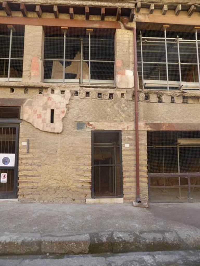 V.14 Herculaneum. September 2015. Entrance doorway in centre.