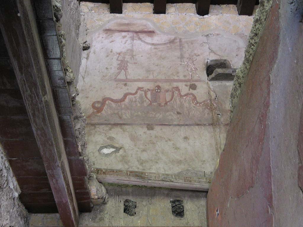 V.14 Herculaneum. December 2004. Upper floor apartment with lararium on rear wall between two cubicula.