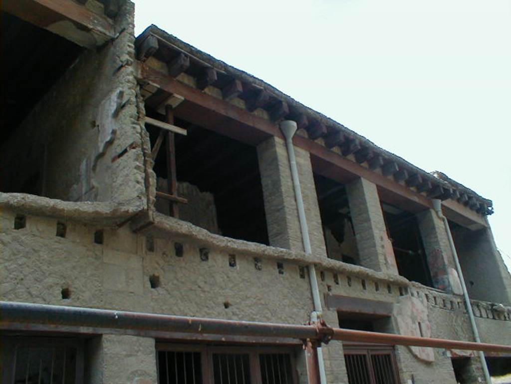 V.17 on left, 16, 15, 14 and 13, on right, Herculaneum. September 2004.  Upper floor.