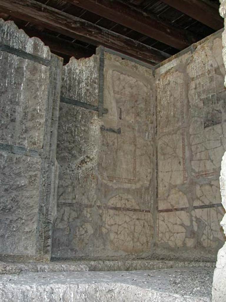 V.14/16, Herculaneum. September 2003. South-east corner of cubiculum E, or room 7, on upper floor.
Photo courtesy of Nicolas Monteix.
