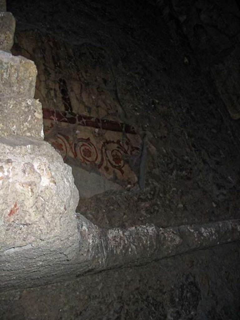 V.14/16, Herculaneum. May 2003. 
Upper floor, remaining decoration from rooms behind room G (also known as room 16), above V.13.
Photo courtesy of Nicolas Monteix.
