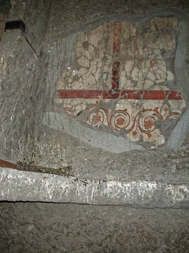 V.14/16, Herculaneum. September 2003. 
Upper floor, remaining decoration of spiral motif on zoccolo/dado from rooms behind room G (also known as room 16), above V.13.
Photo courtesy of Nicolas Monteix.
