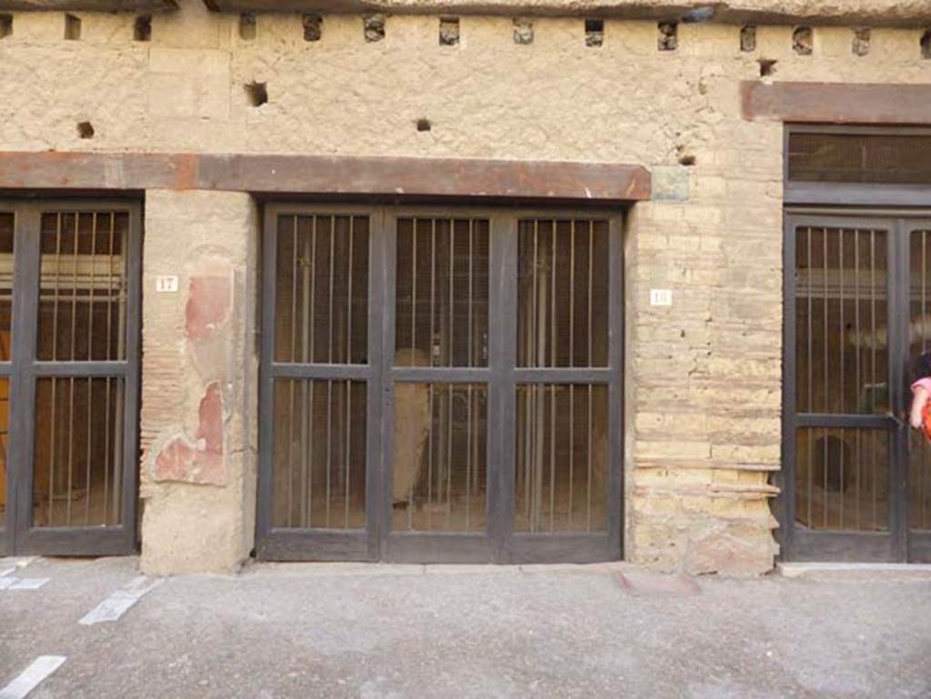 Ins. V 16, Herculaneum, September 2015. Entrance doorway.