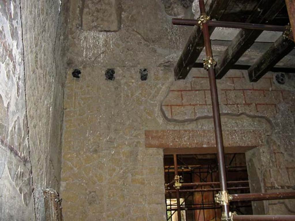 V.16 Herculaneum. May 2003. Looking towards south wall and doorway to atrium. Above are apartment 1 rooms 5, left and 8(H), right.
Photo courtesy of Nicolas Monteix.
