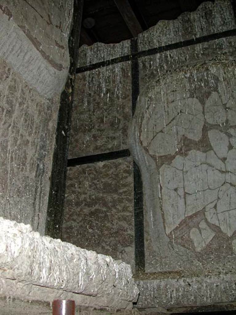 V.16, Herculaneum. September 2003. 
Upper floor room 5, north end of upper room 5, on west side. 
Photo courtesy of Nicolas Monteix.

