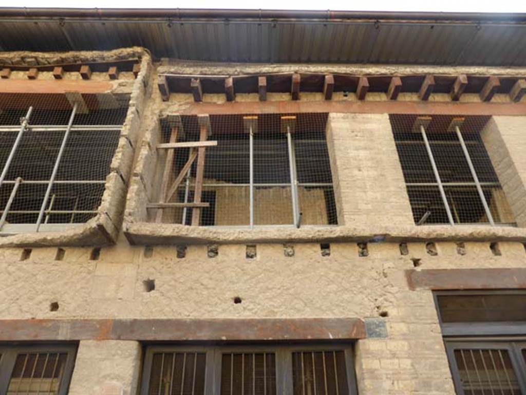 Ins. V 16, Herculaneum, September 2015. Upper floor above entrance doorway.