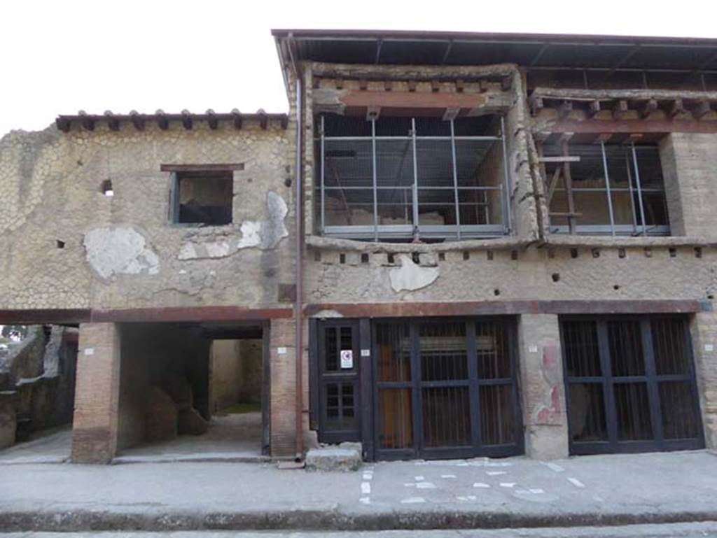 V.20,19,18,17, and V.16, on the right, Herculaneum. October 2014. Looking south to north side of Insula V.  Photo courtesy of Michael Binns.
