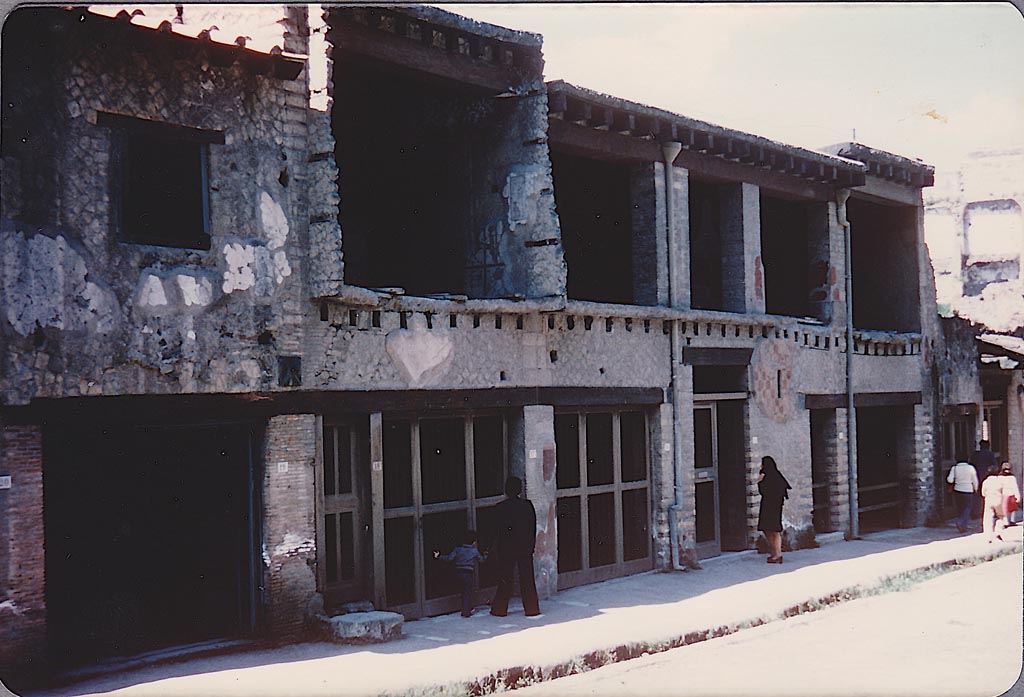 Insula V, Herculaneum. 11 April 1977. Looking S-W from the Decumanus Maximus to Insula V, doorways V18, 17, 16, 15, 14, 13 (L to R).
Photo courtesy of Larry Turner.
