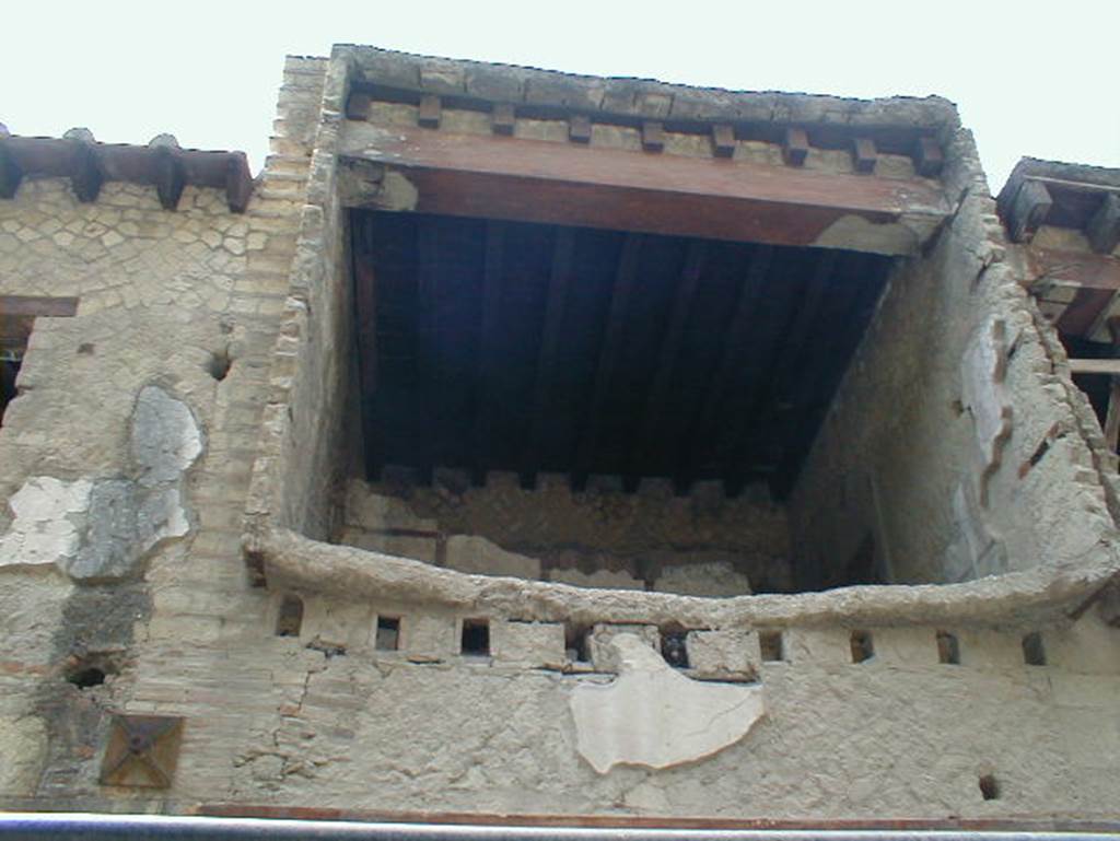 V.17, Herculaneum. September 2004. Upper floor room 17 with rooms 19 and 18 behind.