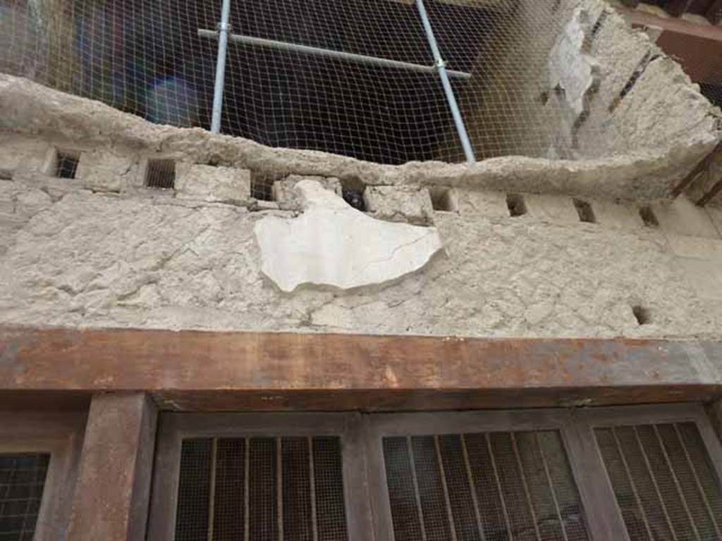 V.17, Herculaneum. May 2010. Upper floor above 4th and 5th entrance. On the right, the painted figure can be seen.
